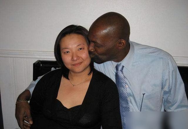 与亚洲人相比，为何欧美女性更加青睐黑人？不仅仅只是体格原因