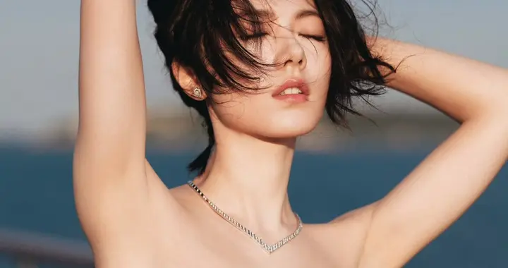 赵今麦纯白抹胸白裙