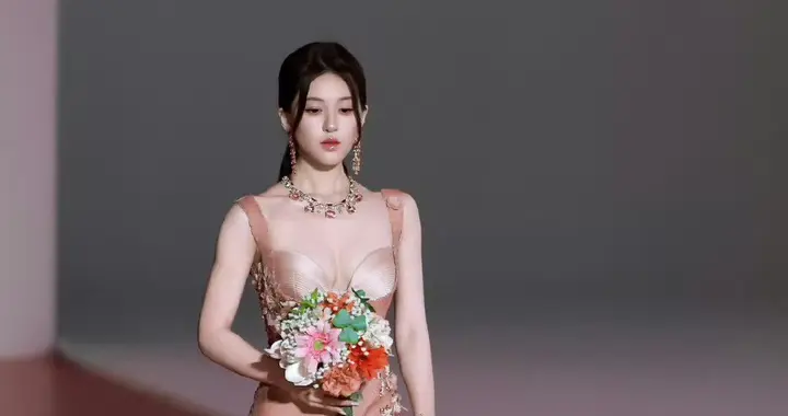 赵露思这迷人穿搭真是绝了