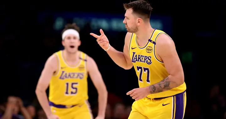 44+11 ！里夫斯打疯了！东契奇缺席湖人险胜猛龙，这 2.4 亿必须给