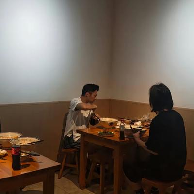 彩虹吃瓜娱乐：王菲谢霆锋去西安吃了油泼面
