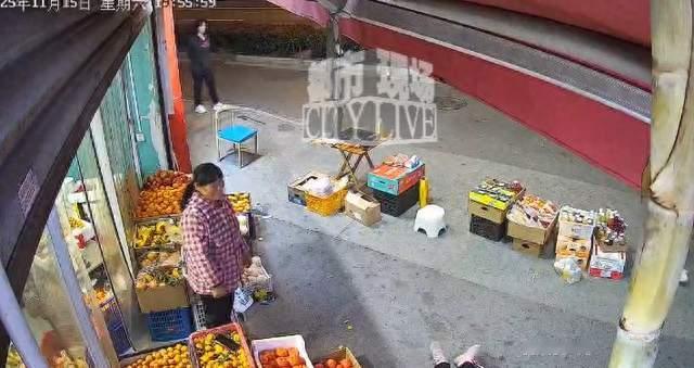 上海一九旬老太与店员发生口角后摔倒在地，当事门店：她是来闹事的