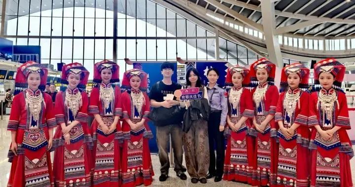 边检民警国门对山歌，入境旅客秒变“自己人”