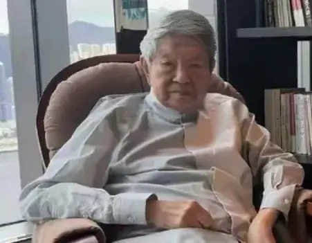 84岁蔡澜在豪宅宴客，人瘦到干瘪，头发全白，眼袋比眼睛都大