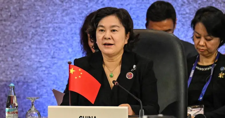 巾帼不让须眉！华春莹代替王毅外长参会，不点名也把菲日提个醒