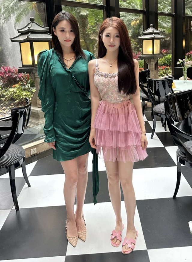 网友偶遇张馨予，生图脸歪不自然，膝盖淤青伤痕明显