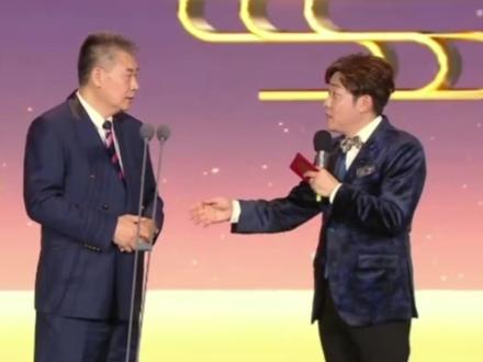 超越师徒更像家人，昔日国乒最帅男神，如今像老父亲默默守护莎莎