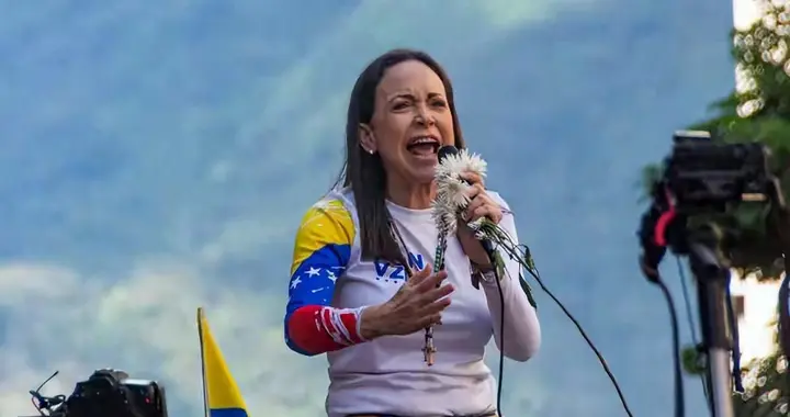 卸磨杀驴！美强行拦截委内瑞拉女首领回国，飞机起飞后被逼掉头