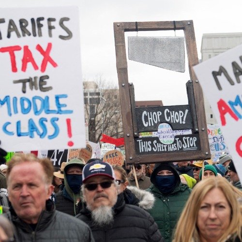 特朗普的关税革命正将美国经济推向悬崖。强征10%起步的"对等...