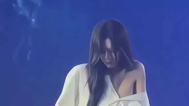 一杯红酒78度：从穿着打扮可以看出，她肯