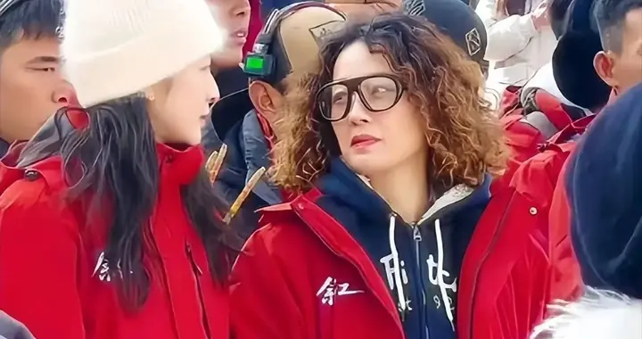 49岁马伊琍开机现场被偶遇，烫羊毛卷一下子老10岁，网友：太土气