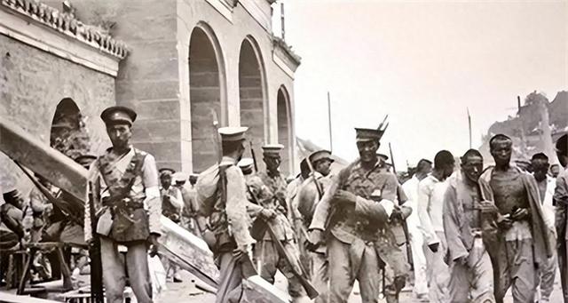 1915年，军阀王德庆娶了15岁的少女当小妾，2年后王德庆身亡