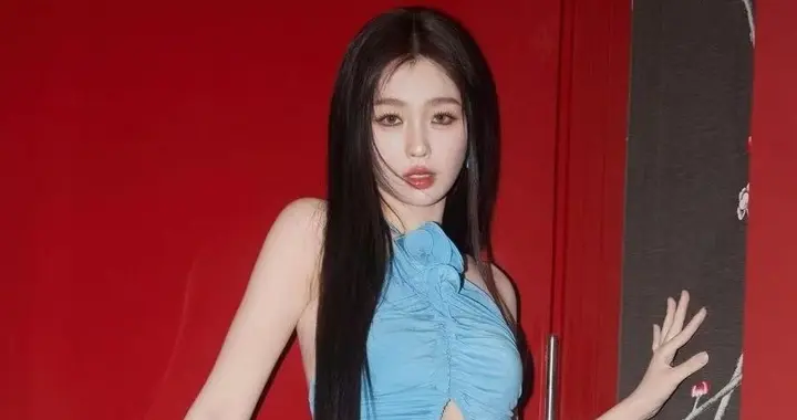 虞书欣湖蓝高定裙惊艳亮相，甜飒气场美出新高度！