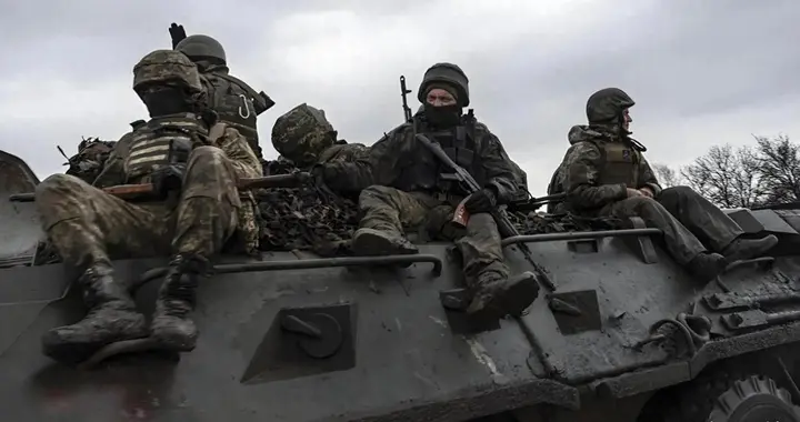 乌军改变战术，放俄军进入红军城，等俄军睡觉时从四面八方开火