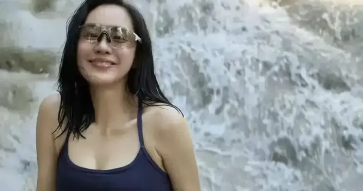 瀑布下的王智，这松弛，不像中年姐姐