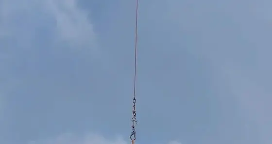 梅州一男子用无人机吊运几百斤的猪羊上山祭祖