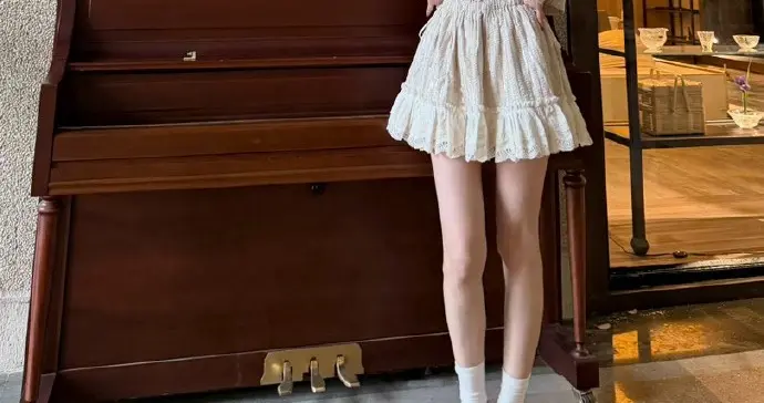 演员戚砚笛的腿真好看，又细又长的，纯欲感十足