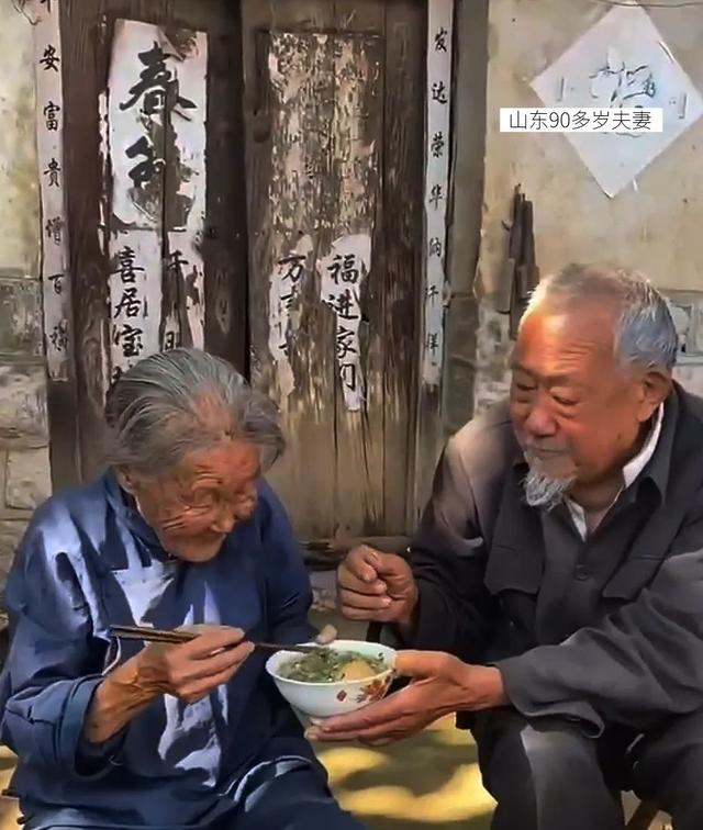 被老一辈的爱情震撼了！简单朴实，落地无声但却让人感觉震耳欲聋