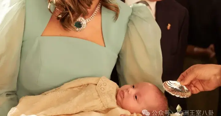 有钱有头衔，却命都不要为六旬老登生孩子？