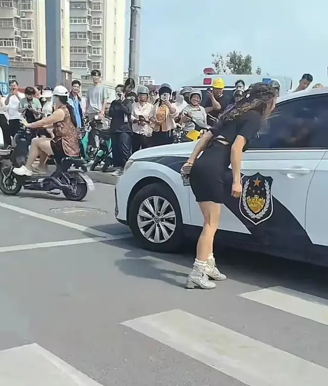 山东菏泽小网红跟交警撒泼打滚：人家“百科”还有专门词条
