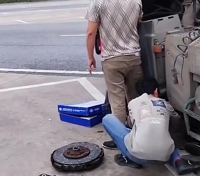 湖南一货车在服务区内停车维修遭阻拦，嚣张放话：报警还是不能修