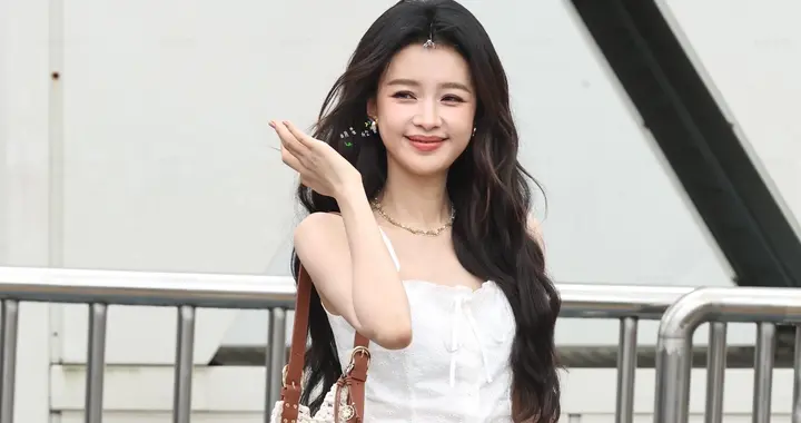 孙怡最新上班路透！白吊带➕短裙秀超模腿，离婚后越来越敢穿了