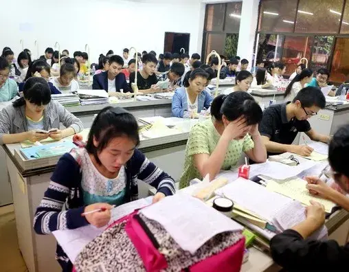 高中双休就能解决学生负担重吗？