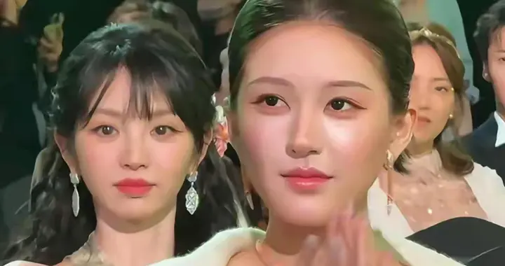 不再卖惨的赵露思，强得可怕！但她的妆容依旧让人一言难尽