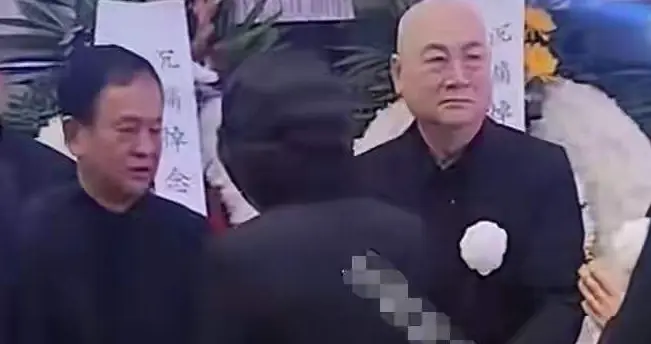 迟重瑞与继子同框，答谢送别陈丽华的亲友，父子神情凝重