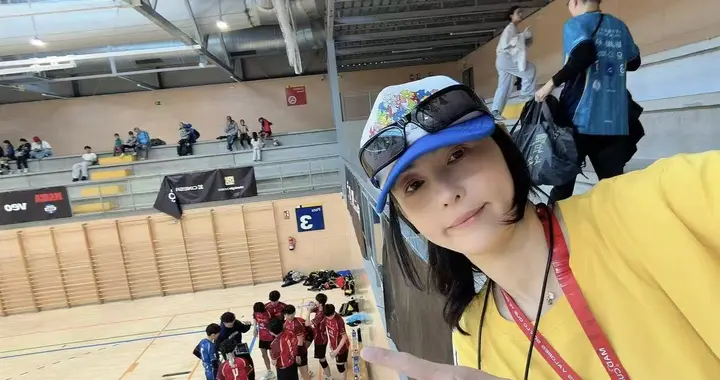 张柏芝二仔帅炸了！15岁代表香港队到西班牙比赛，张柏芝骄傲晒照