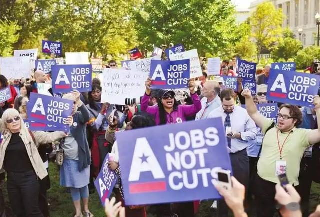 197万失业金警报！200万真实失业冰山浮现，美国就业神话崩塌！