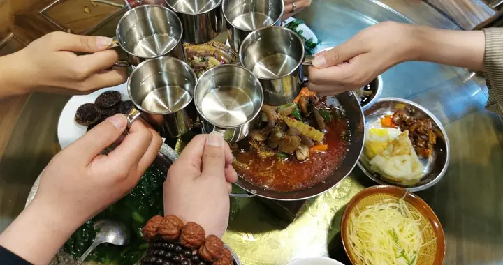 买酒免费吃大餐，小伙跟风，本想薅羊毛，不料看透老板赚钱狠套路