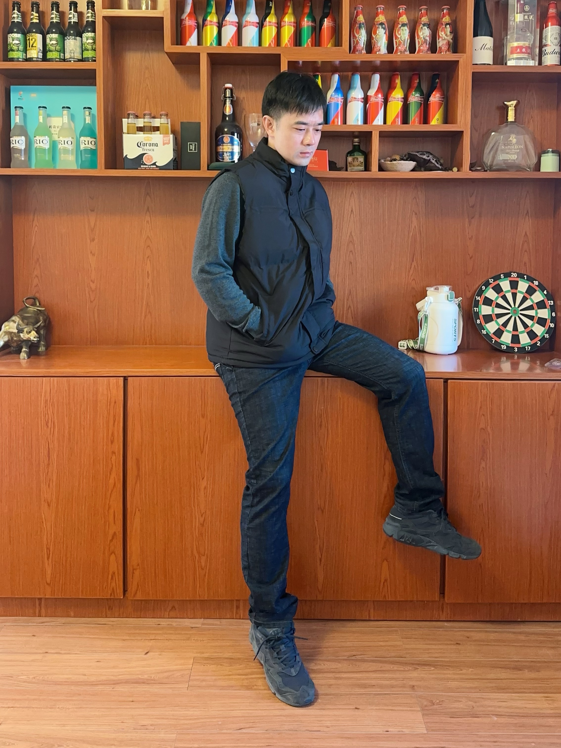 很简约又实惠的一款羽绒马甲，出门时候搭配一个卫衣或者毛衣都可以！
