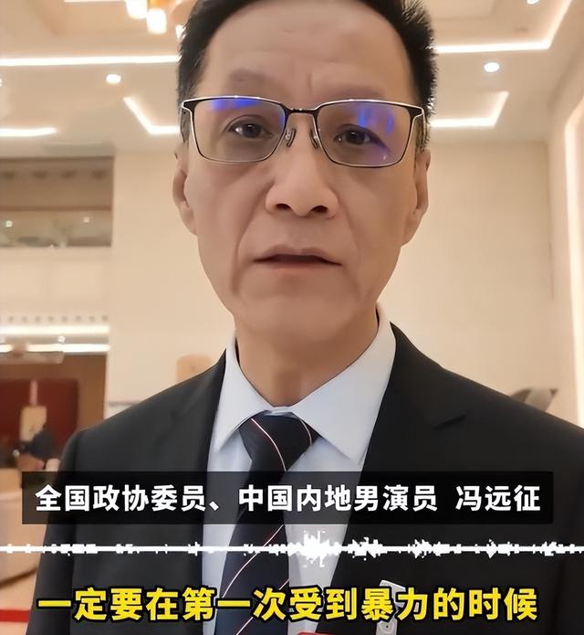 人民大会堂要求明星素颜上阵，没了团队包装，遍地普男普女