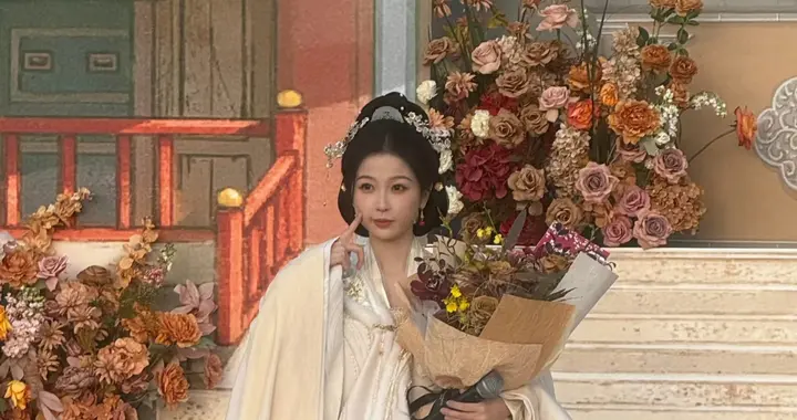 虞书欣怎么长得又老又小的？表情可爱眼神天真，但脸很松弛不年轻