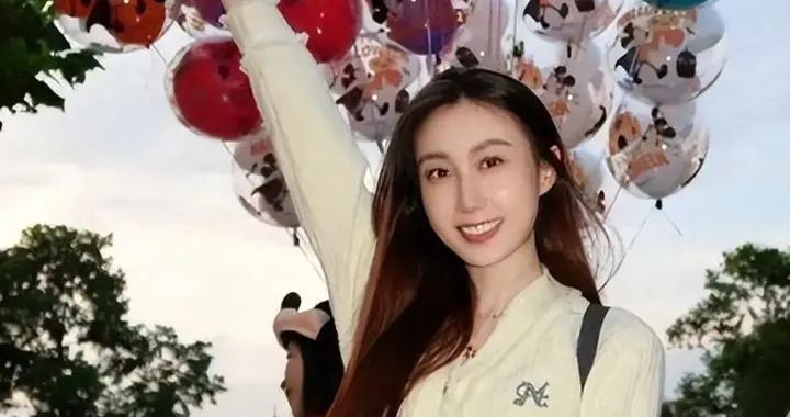 父亲是央视名嘴，她是央视才女，如今辞职后甘愿去陪丈夫训练