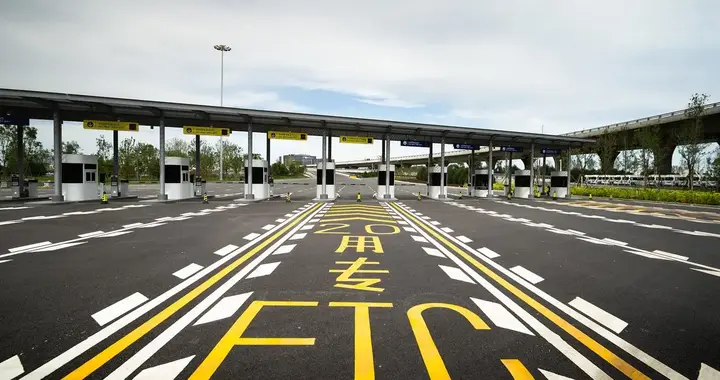 ETC车道空荡荡，人工通道老排队，为啥很多车主宁愿排队也不装ETC
