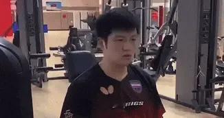 樊振东在健身房，练力量练得如此丝滑