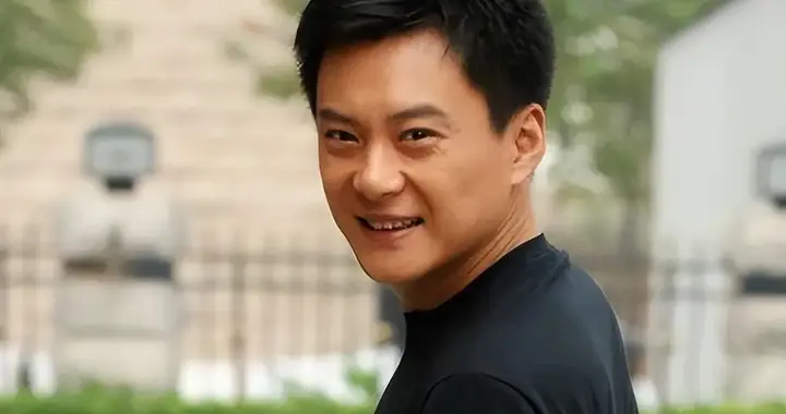 王斑没想到，身患胃癌的妻子曹颖，竟提前给自己留下一张“好牌”