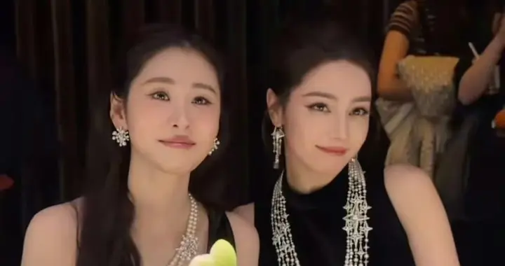 反差感拉满！MIKIMOTO晚宴两大美女，妆容出自同一化妆师