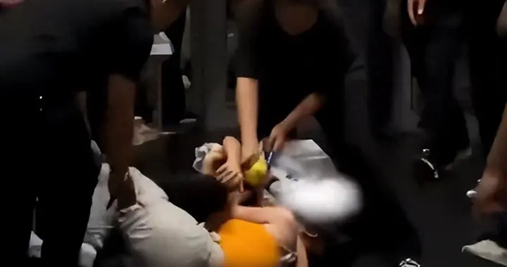 中国女孩遭耻辱性一幕，全网暴怒！泰企却嚷着：你们破坏了旅游业