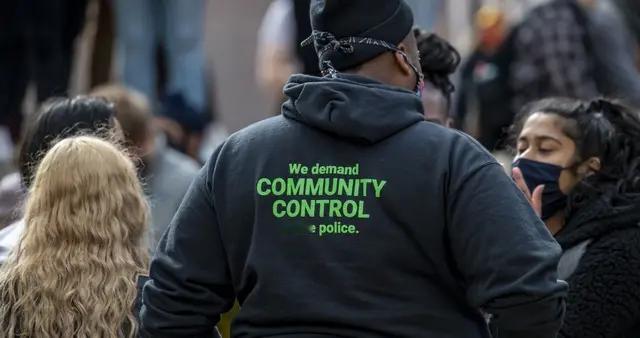 移民执法人员与抗议民众打成一团！近年来美国为何总是暴乱不断？