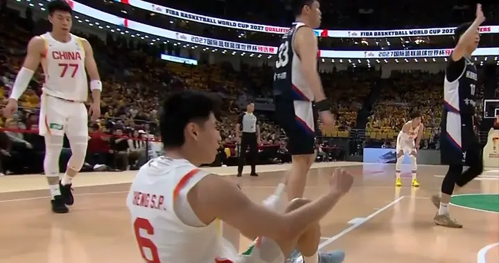 中国男篮：爆冷输球3原因，三后卫战术彻底失败，周琦被弃用