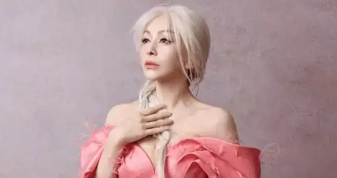 55岁“雪姨”王琳银发粉裙惊艳全网，网友：这状态绝了！