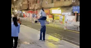 在网上刷到一个视频，让我想起了小时候骑在父亲肩头的温馨画面