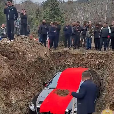 乐天派苹果Y：真稀奇，百万大奔直接下葬