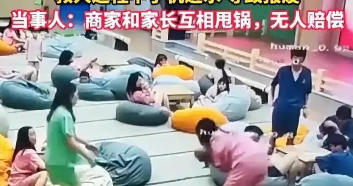 女子跳水救娃手机报废，没想到家长商家互相甩锅，好心人心寒不已