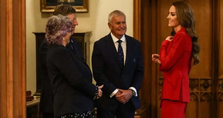 44岁凯特新照好靓！穿红西服套装庆祝橄榄球队夺冠，还收到了礼物