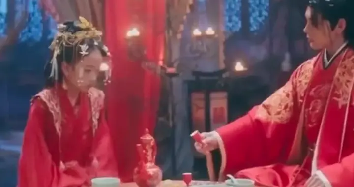 7岁嫁人15岁生子，荒诞短剧紧急下架，辩解的人也该消停了