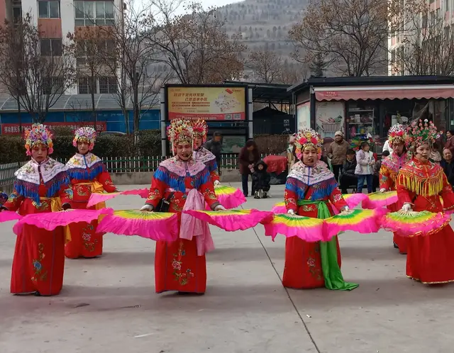 天水市夕阳红秧歌自乐班举办“迎元旦、跨新年”小区文化展演活动